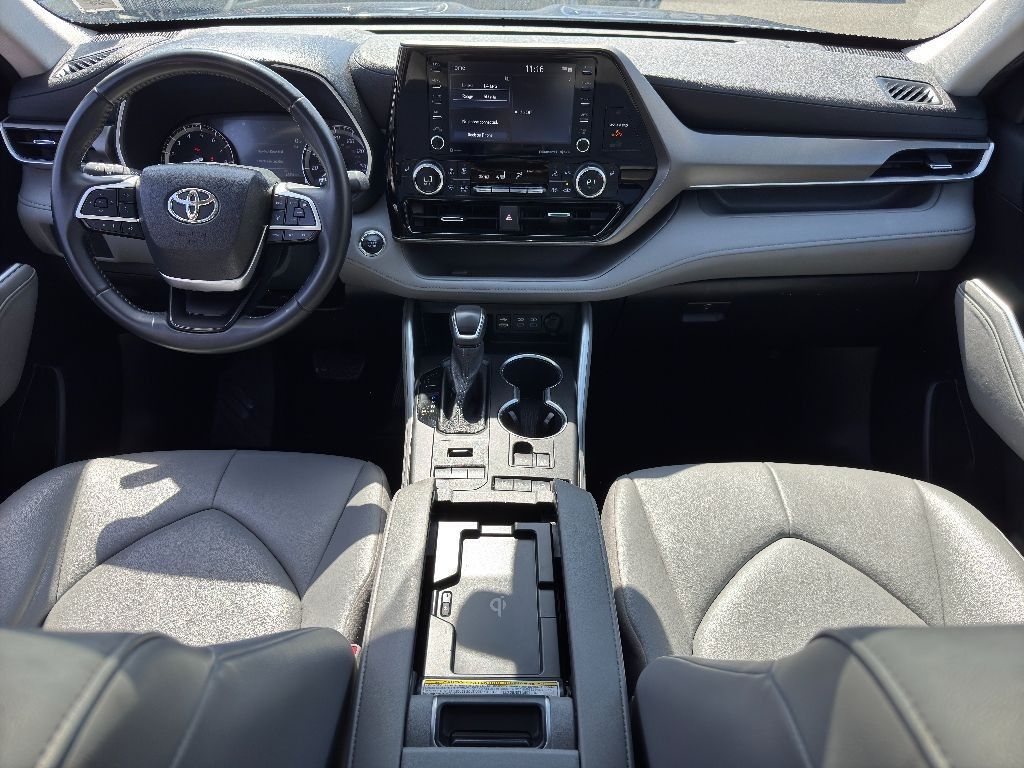 Vehicle image 28 of 33