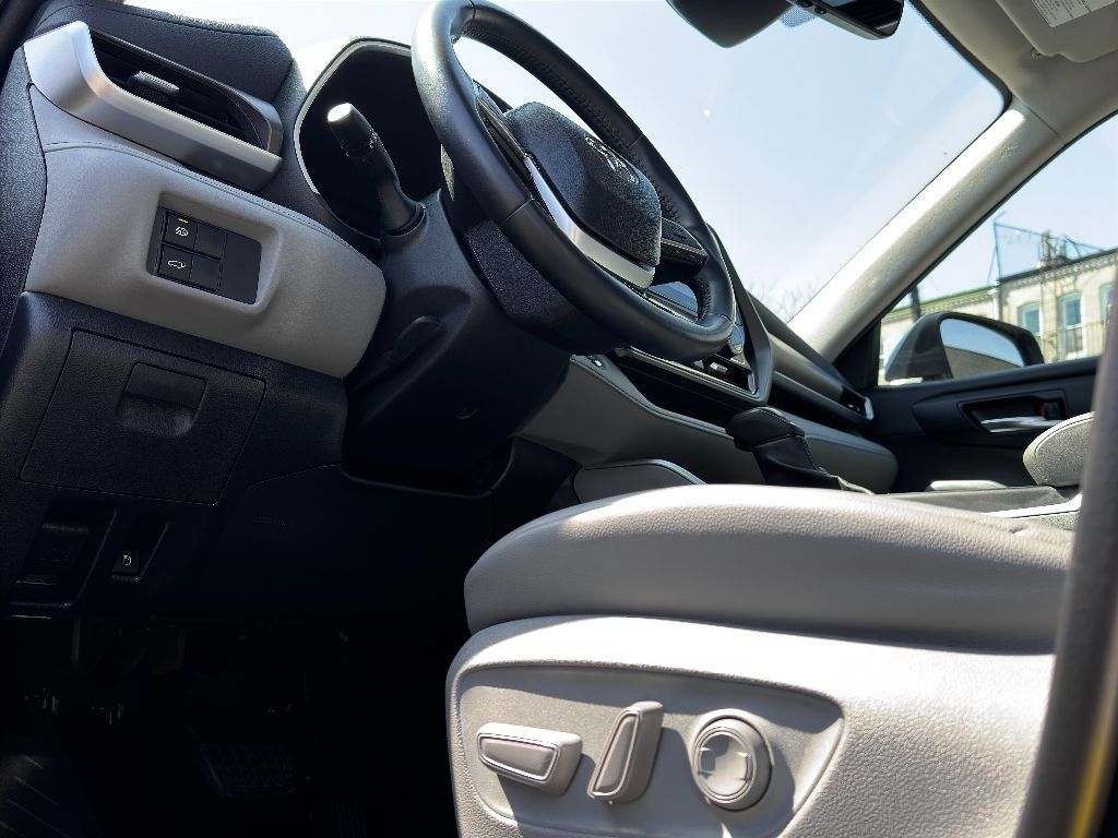 Vehicle image 16 of 33