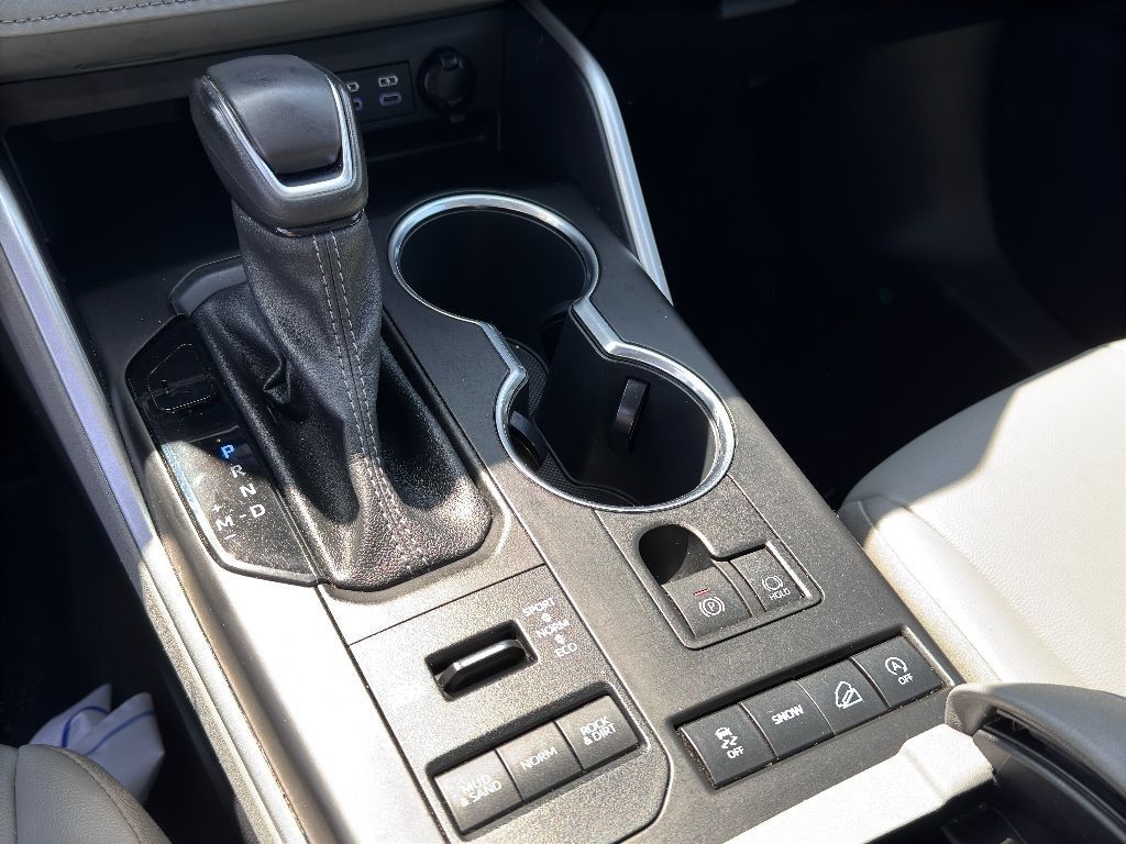 Vehicle image 21 of 33