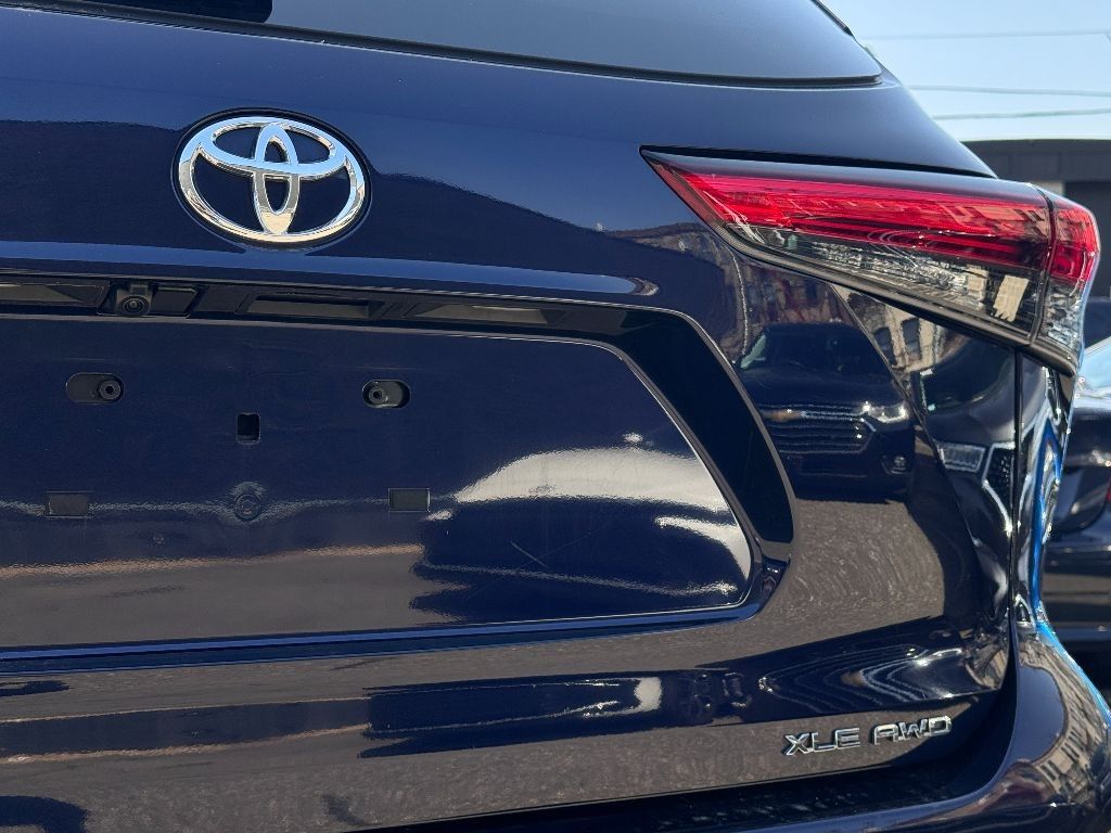 Vehicle image 8 of 33