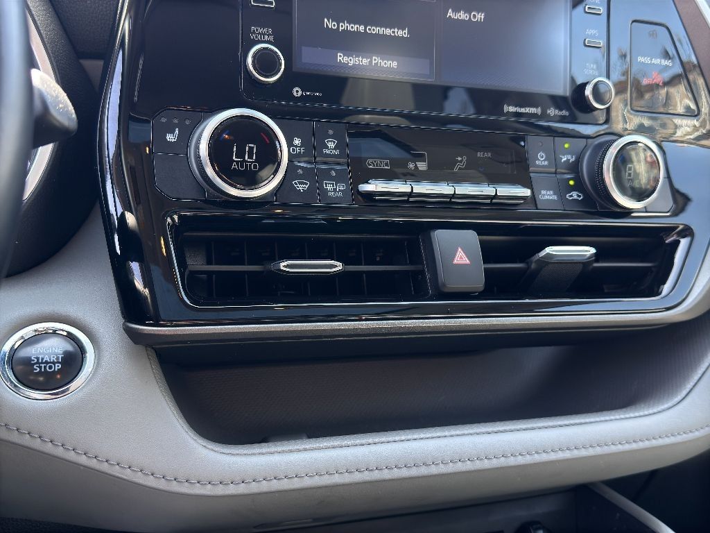 Vehicle image 23 of 33