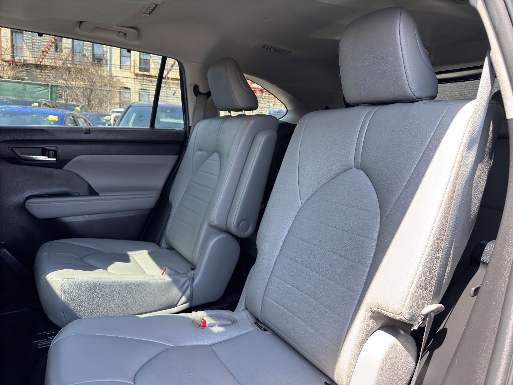 Vehicle image 25 of 33