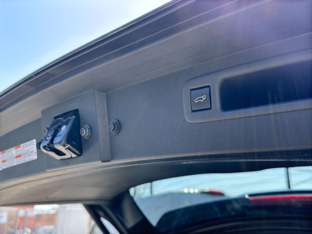 Vehicle image 11 of 33