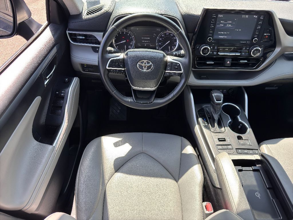 Vehicle image 27 of 33