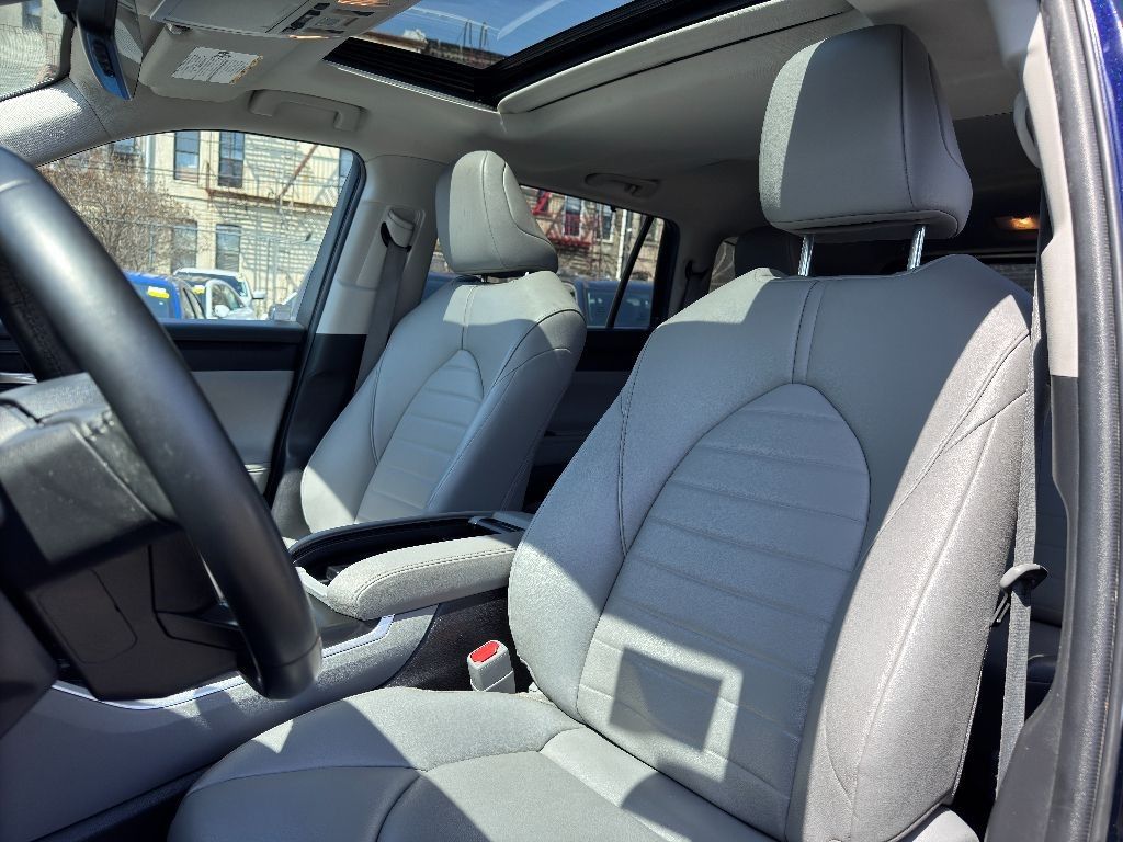 Vehicle image 17 of 33