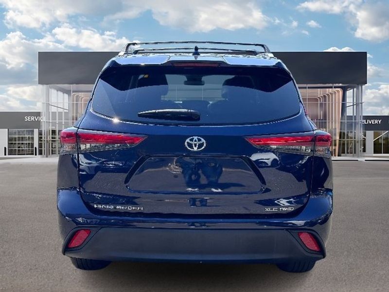Vehicle image 7 of 33