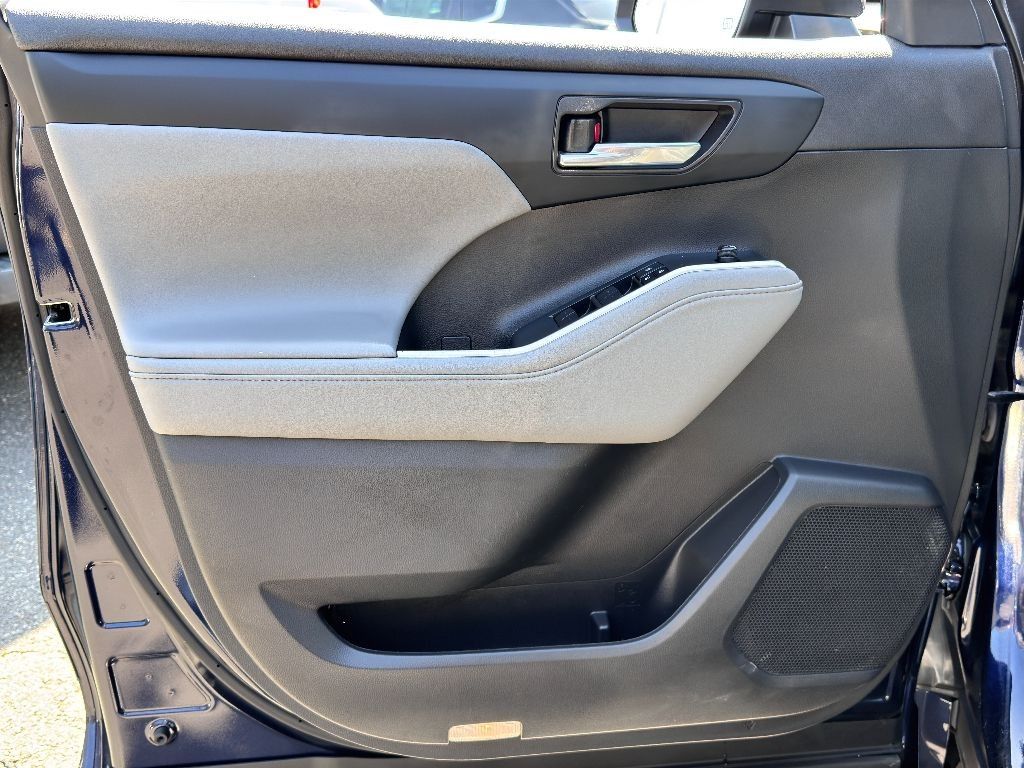 Vehicle image 14 of 33