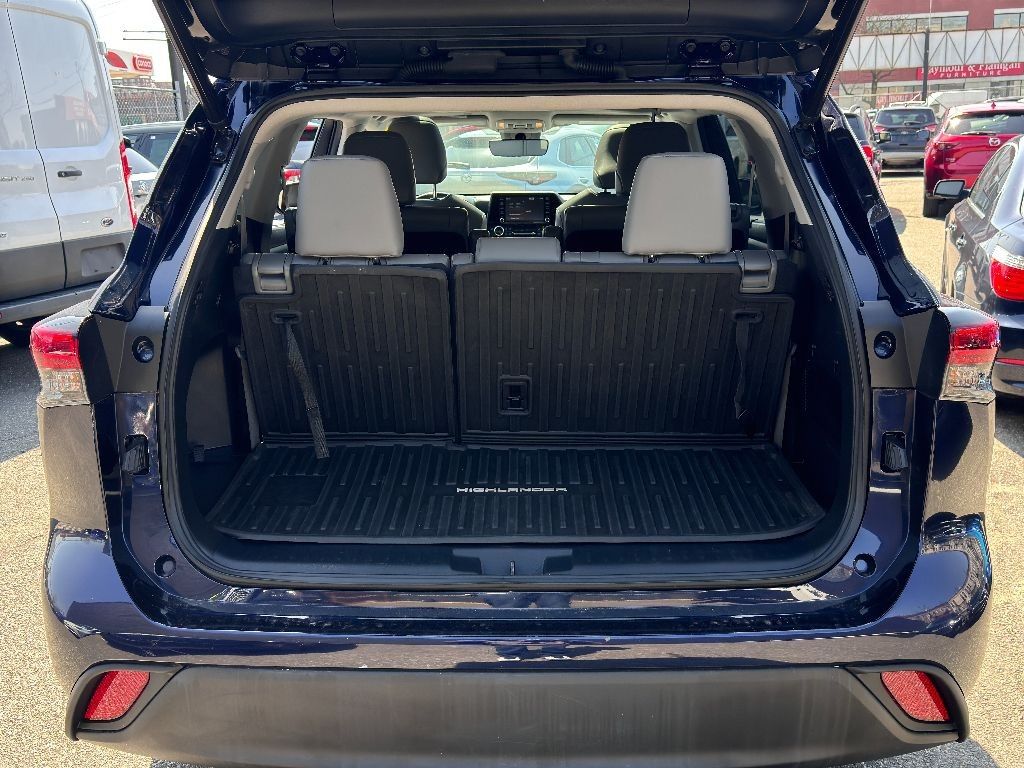 Vehicle image 9 of 33