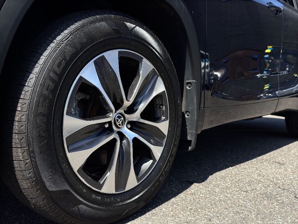 Vehicle image 13 of 33