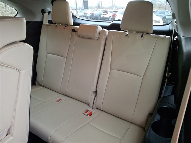 Vehicle image 10 of 32