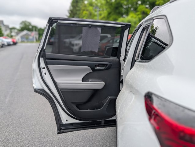 Vehicle image 33 of 47