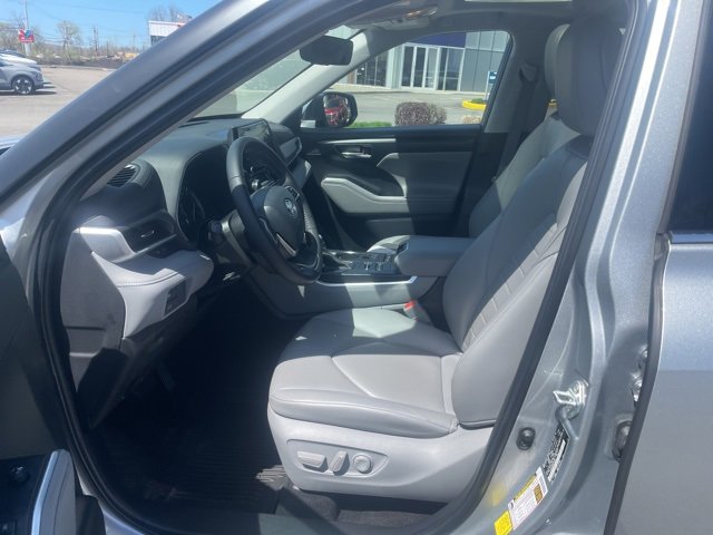 Vehicle image 7 of 28
