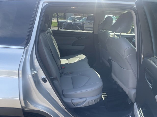 Vehicle image 12 of 28