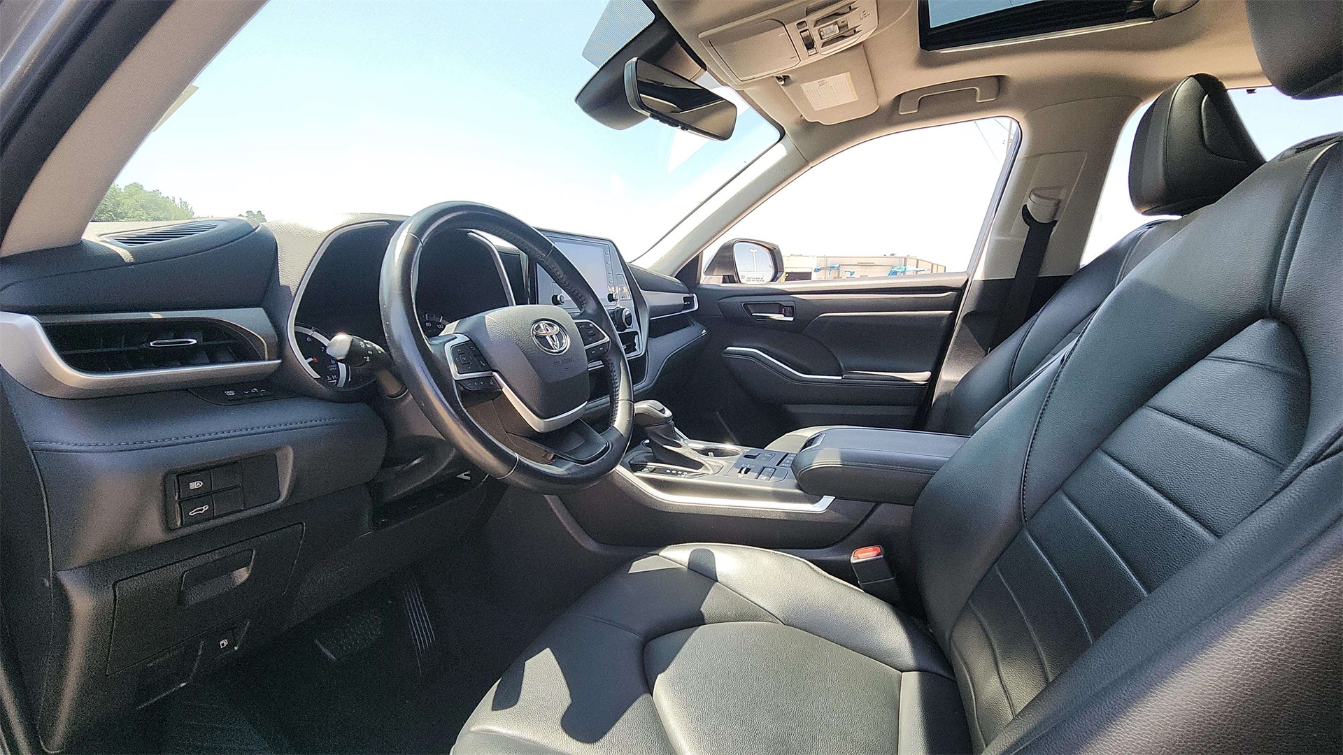 Vehicle image 33 of 39