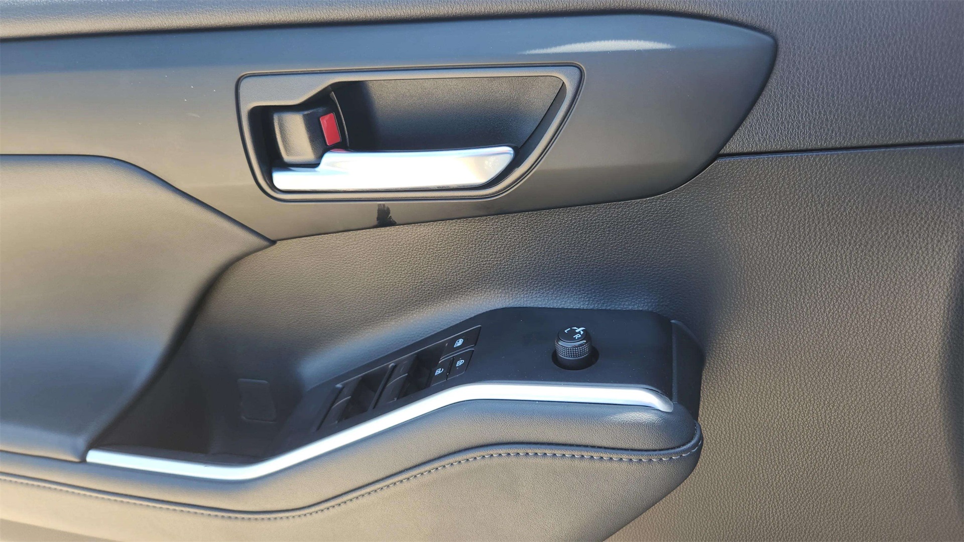 Vehicle image 27 of 39