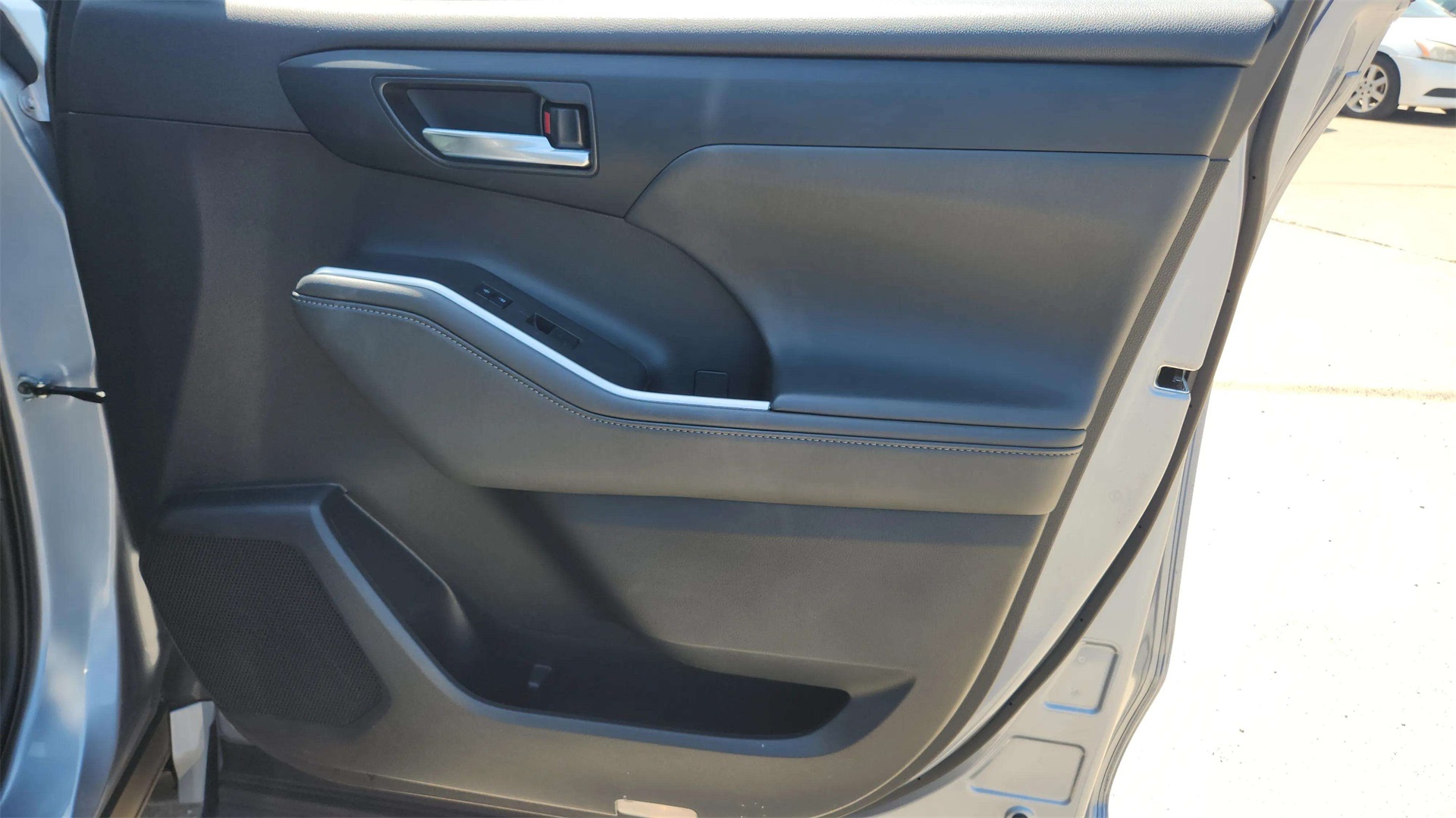 Vehicle image 17 of 39