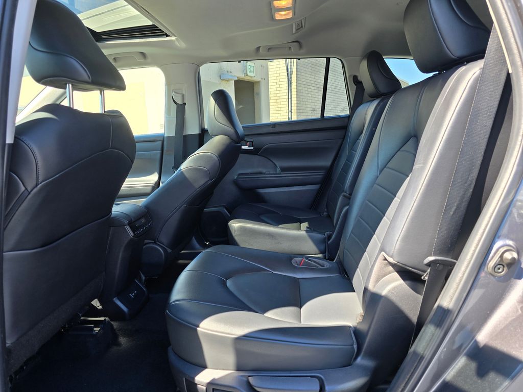 Vehicle image 13 of 31