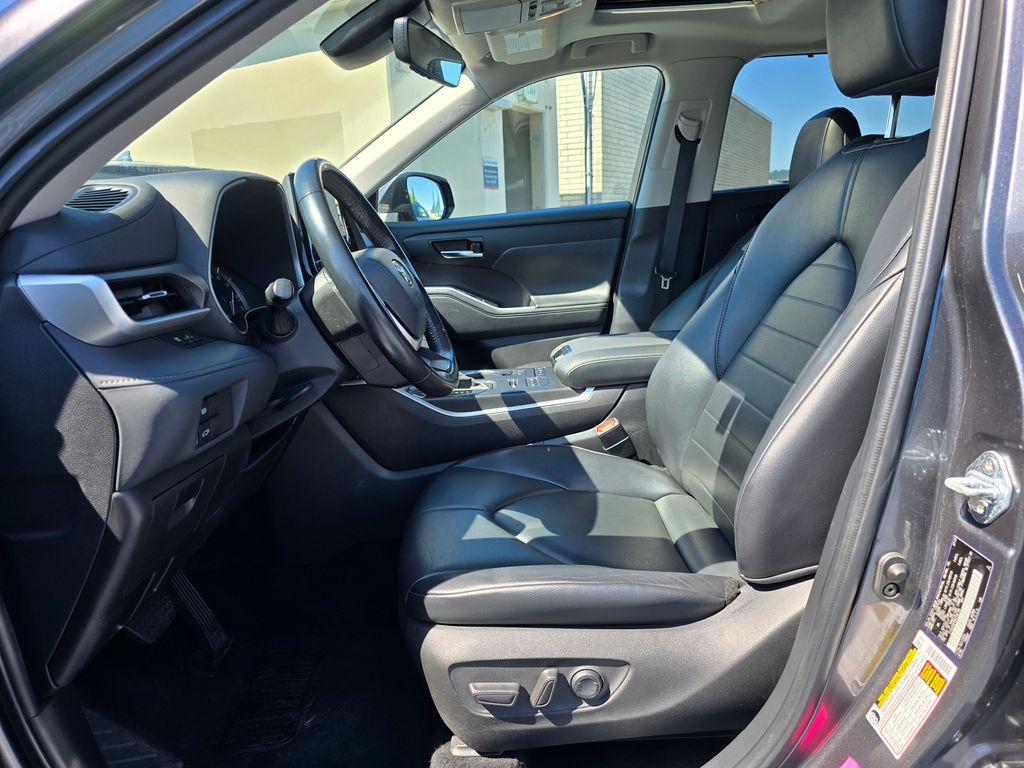 Vehicle image 18 of 31