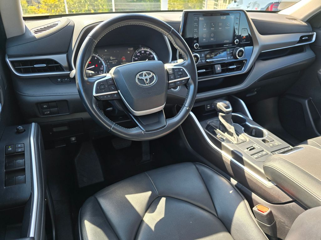 Vehicle image 21 of 31