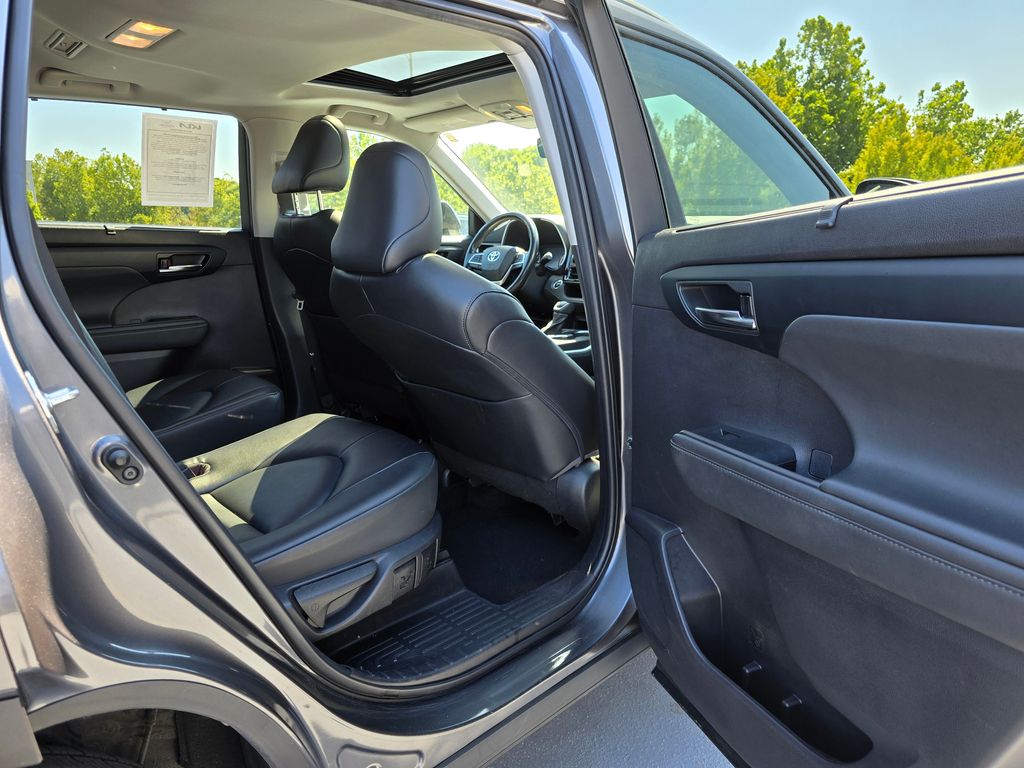 Vehicle image 19 of 31
