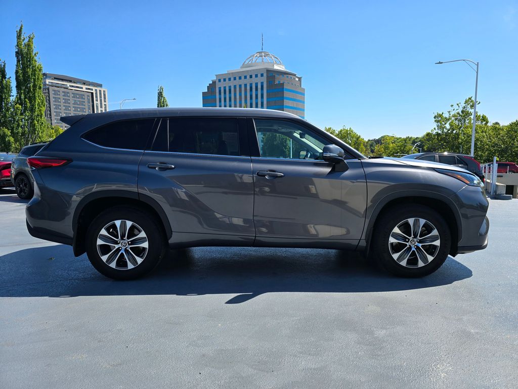 Vehicle image 4 of 31