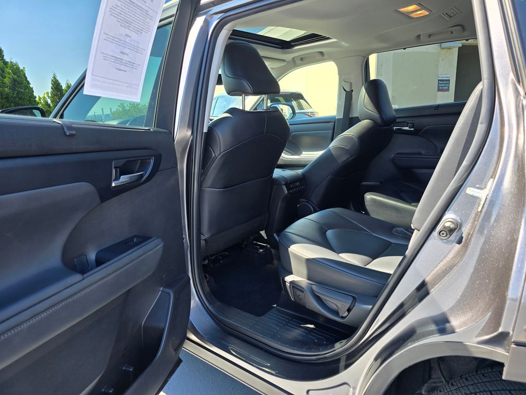 Vehicle image 17 of 31