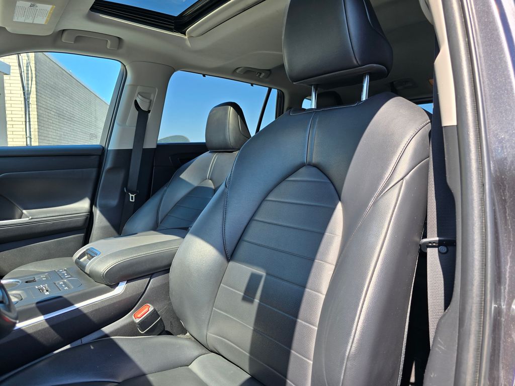Vehicle image 15 of 31