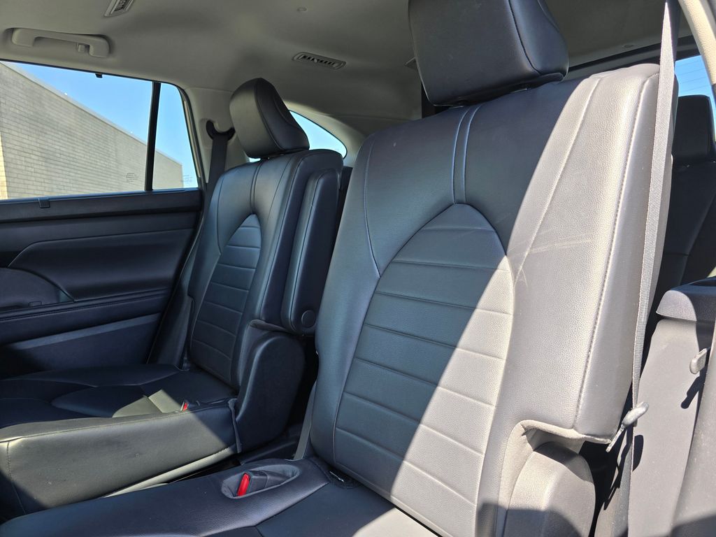 Vehicle image 12 of 31