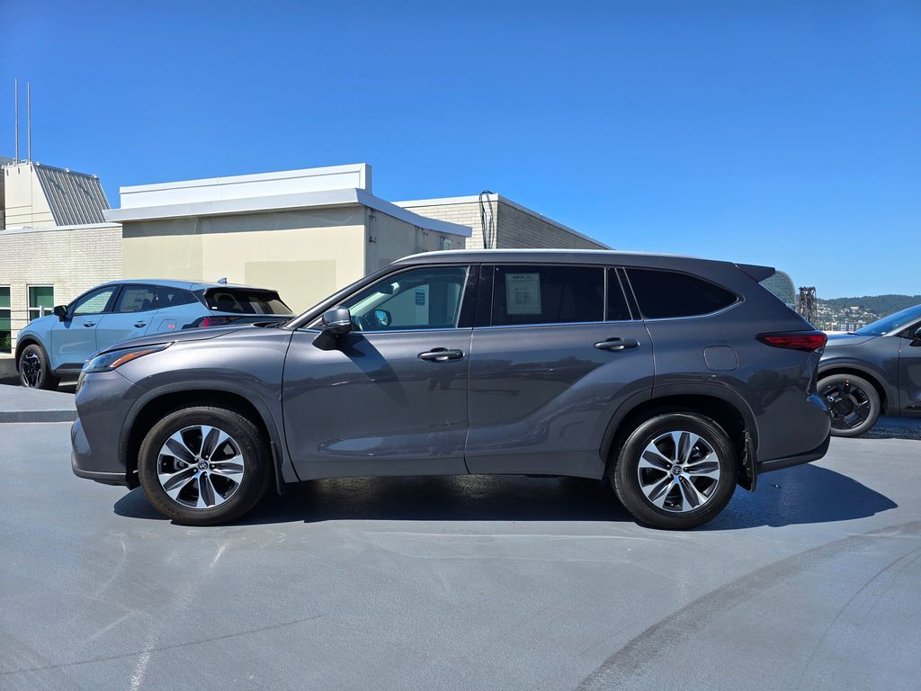 Vehicle image 8 of 31