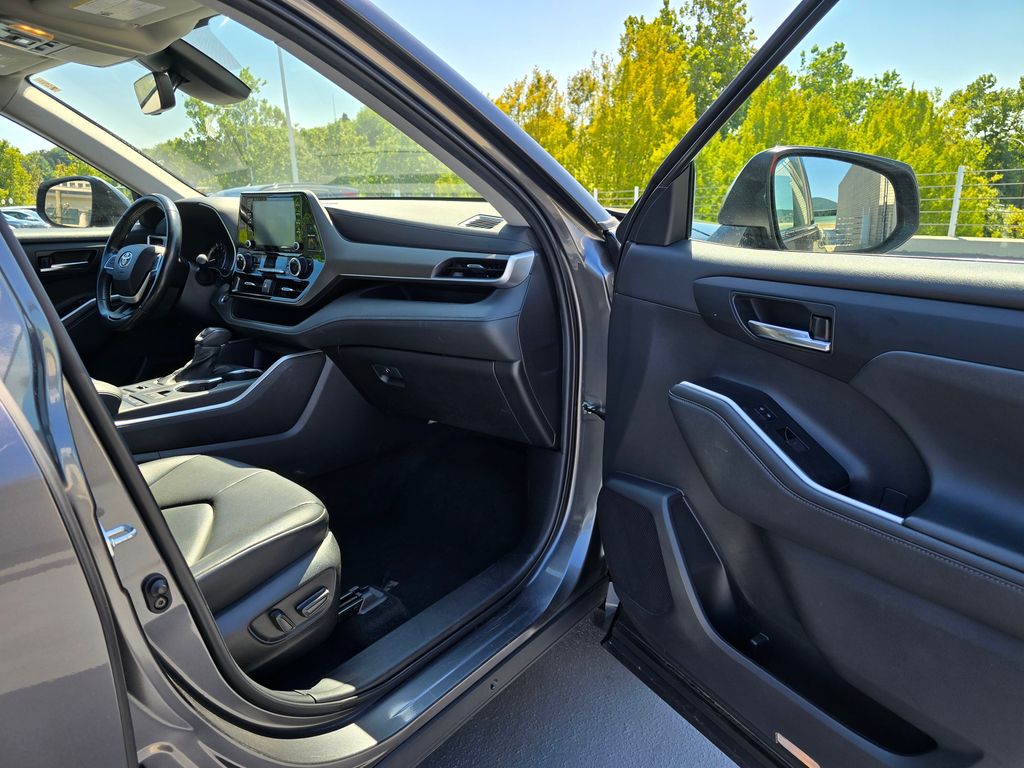 Vehicle image 23 of 31
