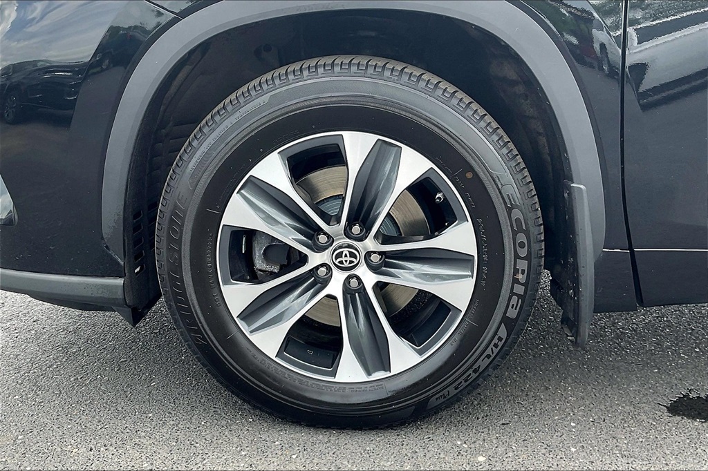 Vehicle image 33 of 35