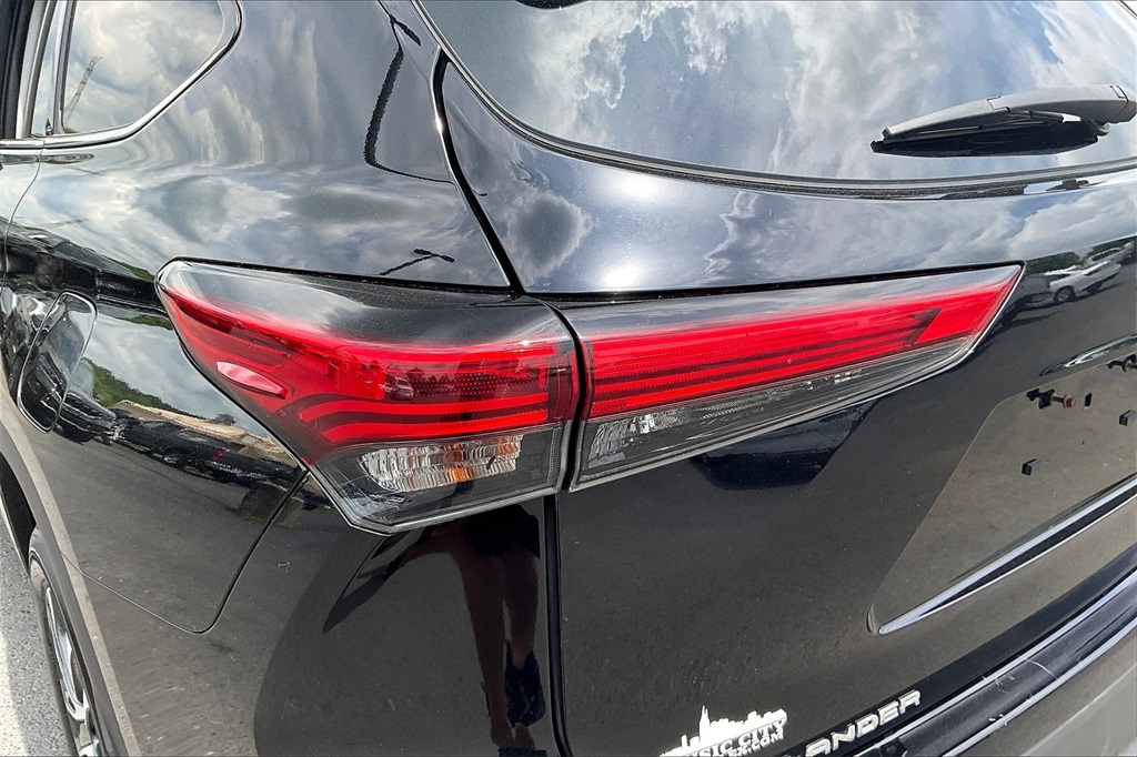 Vehicle image 23 of 35