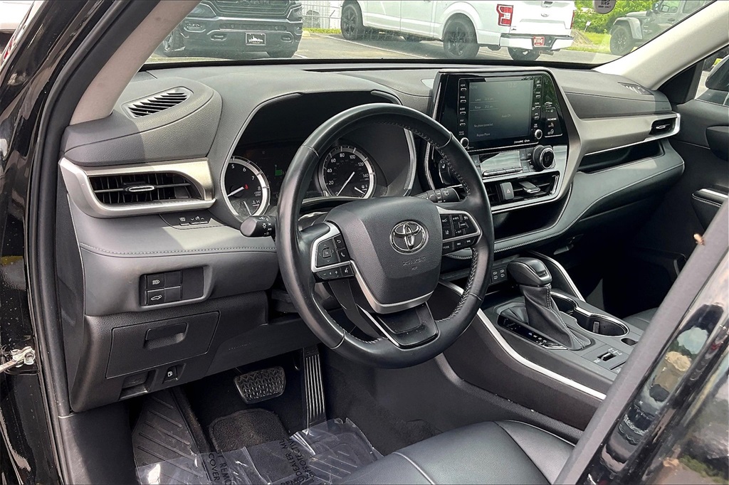 Vehicle image 17 of 35