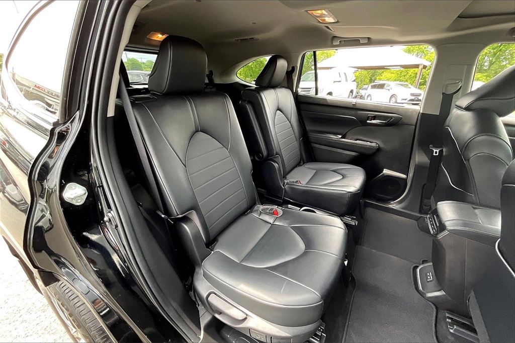 Vehicle image 25 of 35