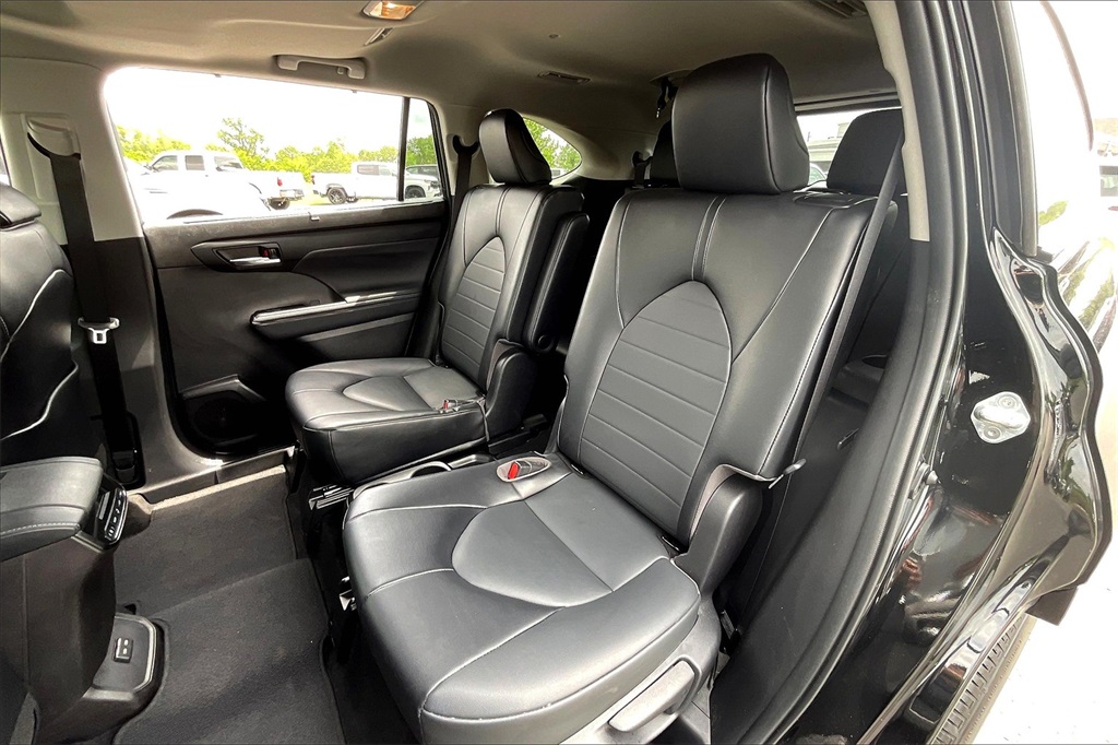 Vehicle image 22 of 35