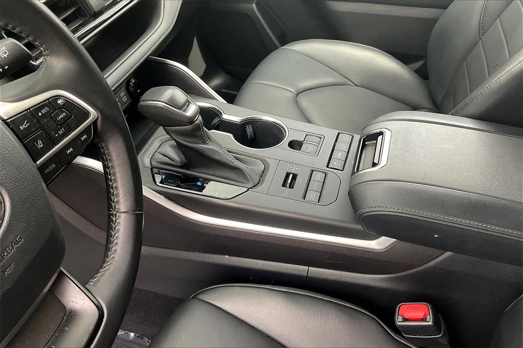 Vehicle image 18 of 35