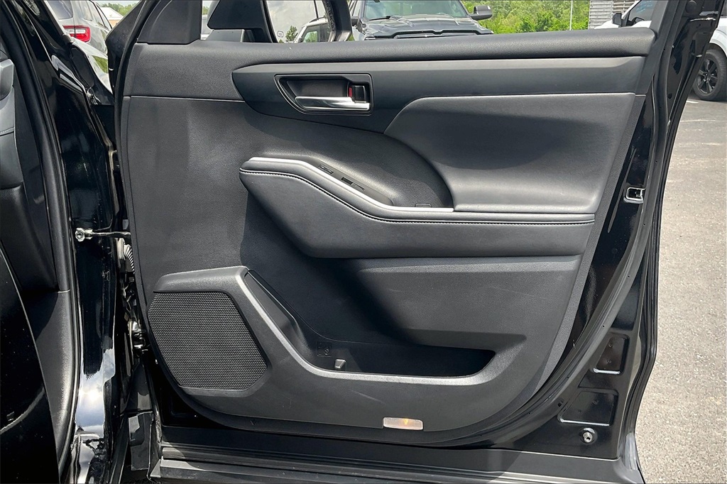 Vehicle image 28 of 35