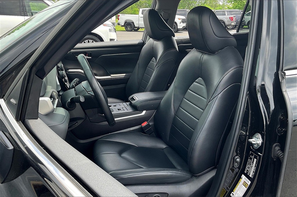 Vehicle image 21 of 35