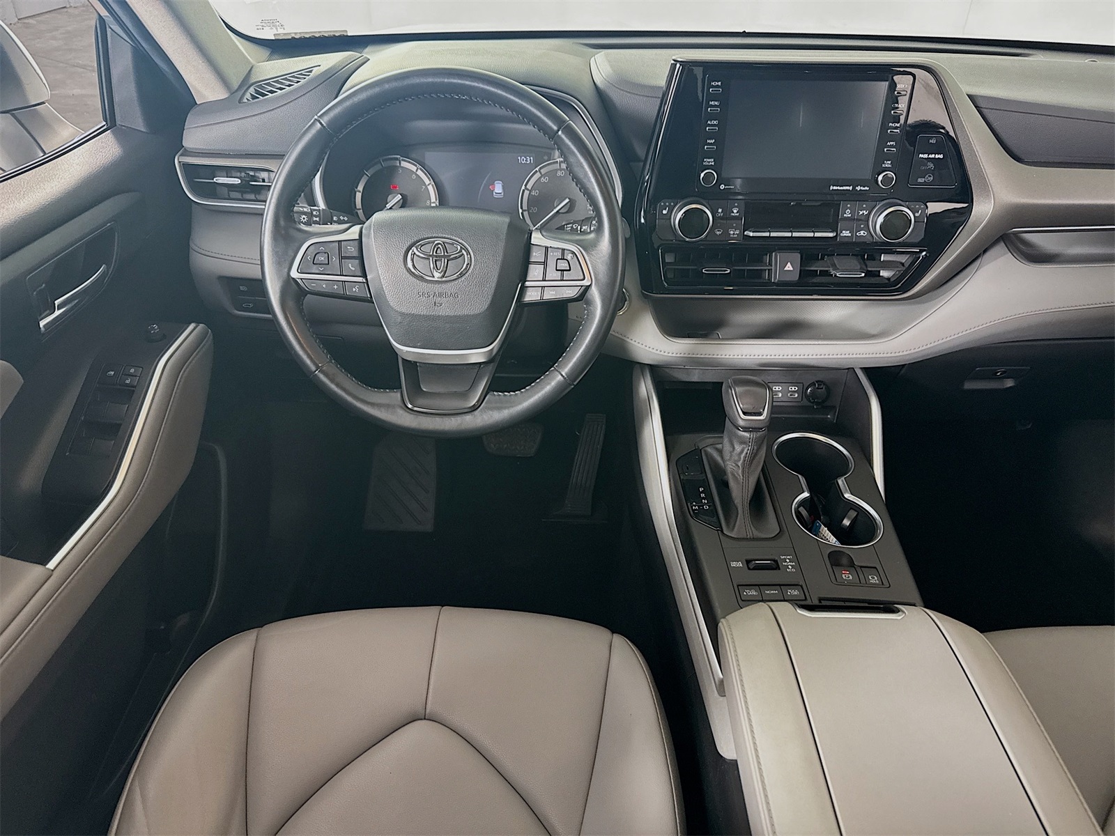 Vehicle image 17 of 21