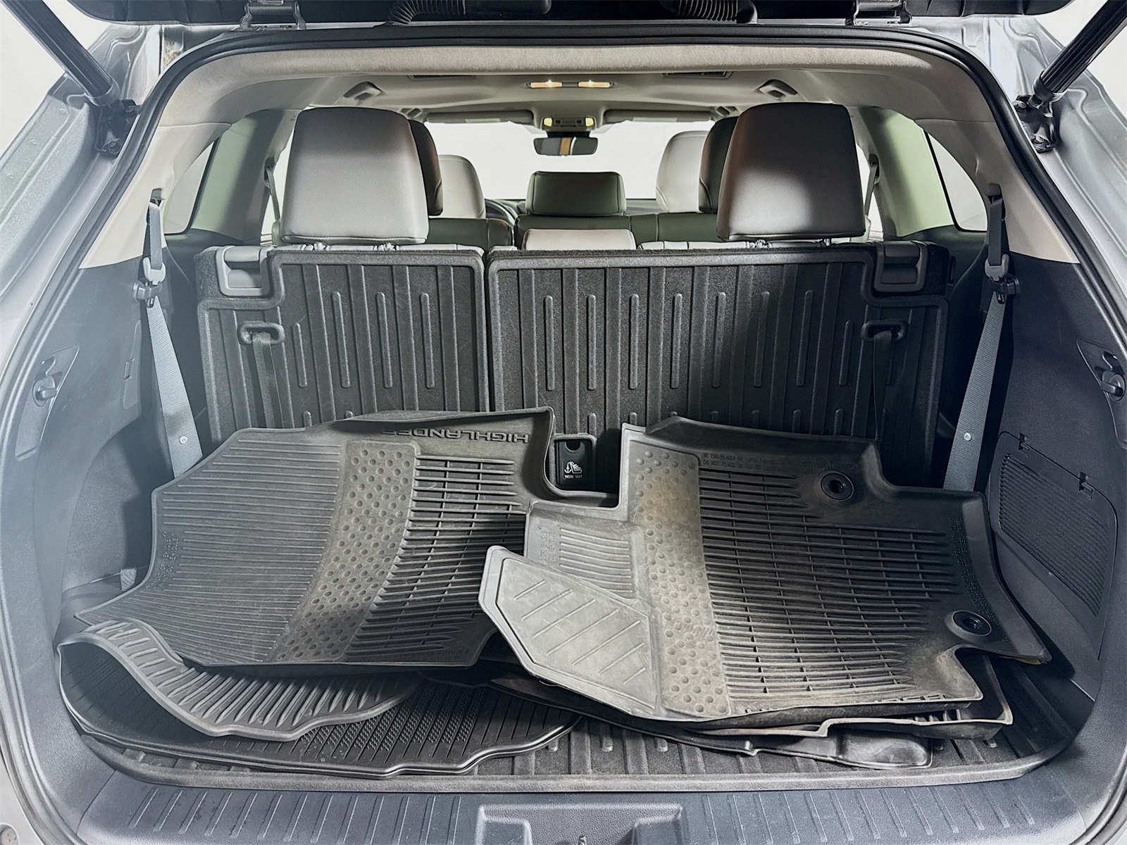 Vehicle image 19 of 21