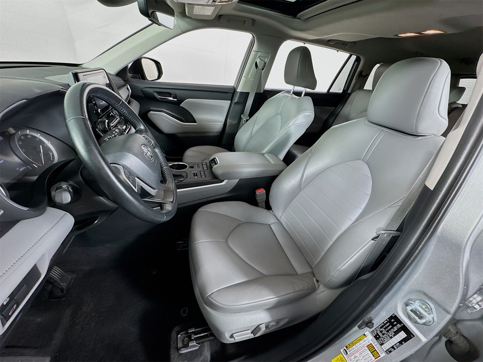Vehicle image 10 of 21
