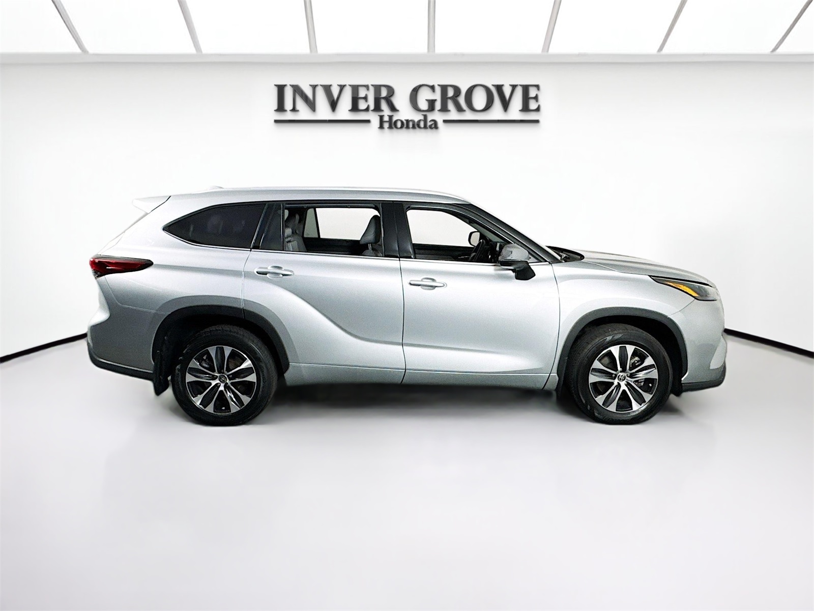 Vehicle image 4 of 21