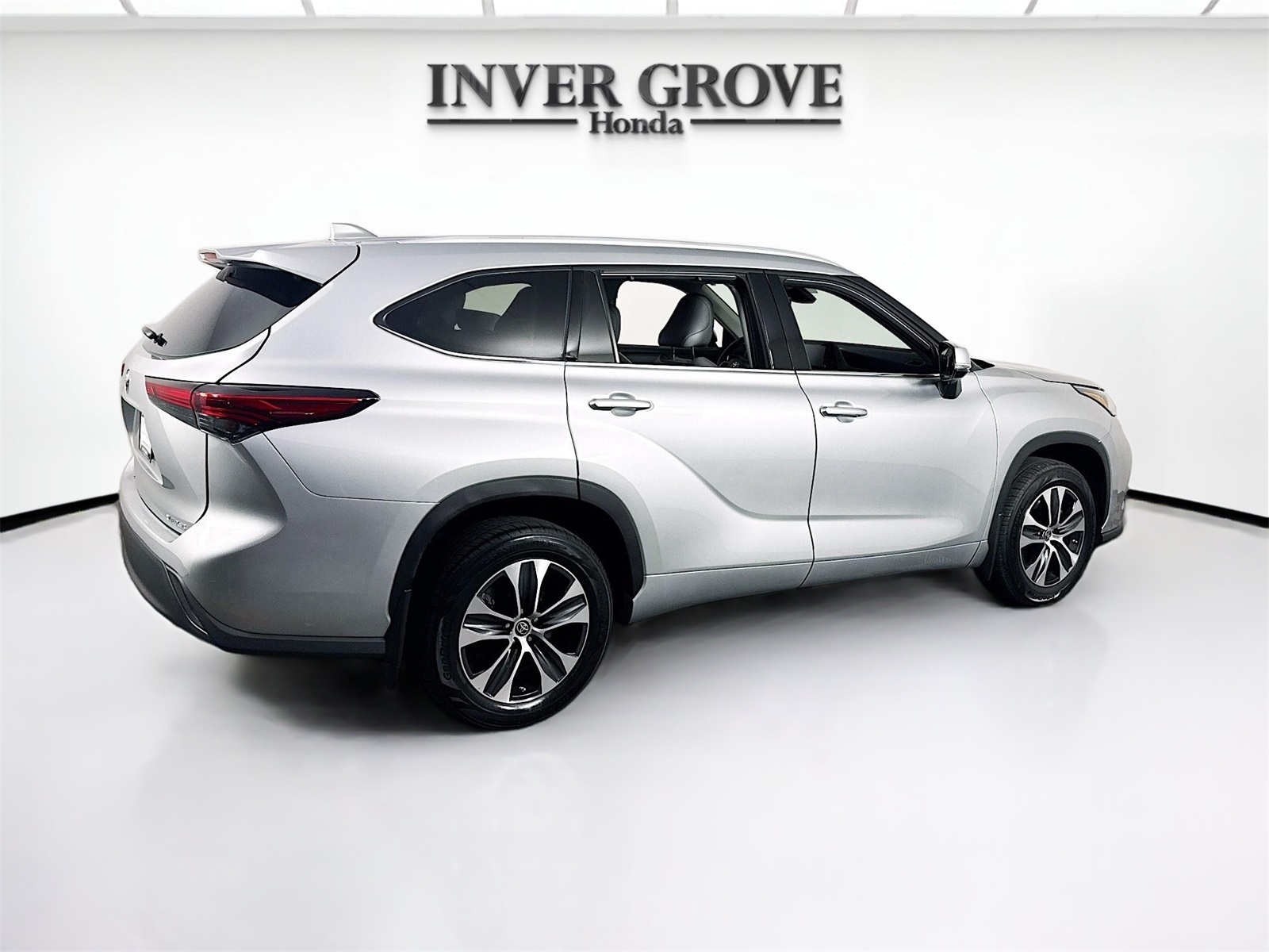Vehicle image 5 of 21