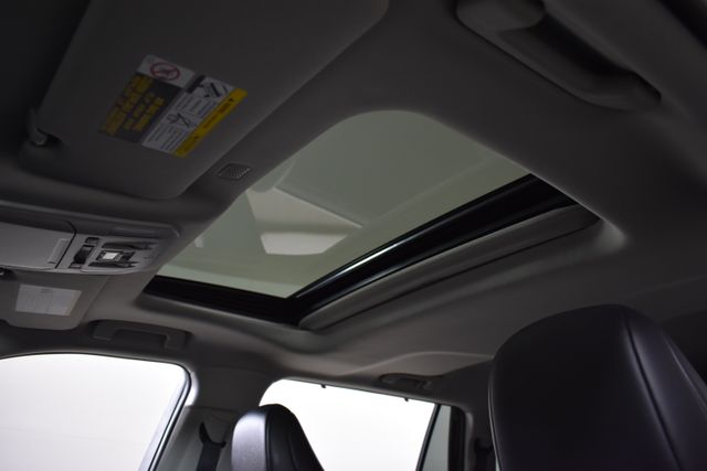 Vehicle image 27 of 32
