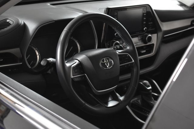 Vehicle image 15 of 32