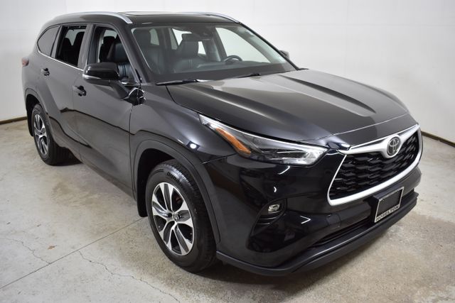 Vehicle image 3 of 32