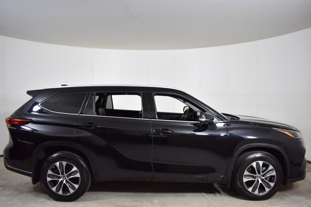 Vehicle image 4 of 32