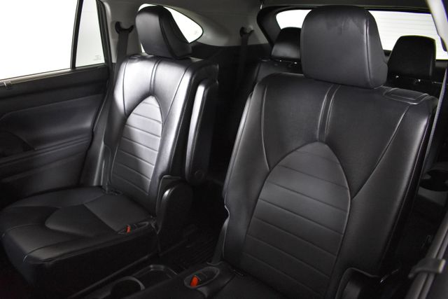 Vehicle image 13 of 32