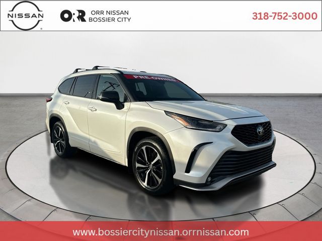 2022 Toyota Highlander XSE Image 2 of 30