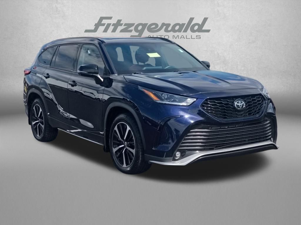 2022 Toyota Highlander XSE Image 3 of 28